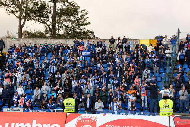 Fans of FC Porto seen during Liga Portugal game between CD Santa Clara and FC Porto (Pedro Rosa Ball Raw Images) Ponta Delgada Estadio de Sao Miguel Portugal Copyright: xPedroxRosax pedrorosa_santaclara_fcporto_2526-103
