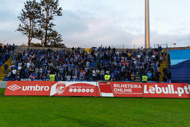 Fans of FC Porto seen during Liga Portugal game between CD Santa Clara and FC Porto (Pedro Rosa Ball Raw Images) Ponta Delgada Estadio de Sao Miguel Portugal Copyright: xPedroxRosax pedrorosa_santaclara_fcporto_2526-121