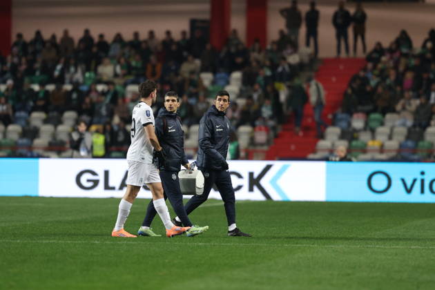 January 6, 2026, Leiria, Leiria, Portugal: Fotis Ioannidis of Sporting CP receives medical assistance during the Taca da Liga match between Sporting CP and Vitoria SC at Estadio Municipal Dr Magalhaes Pessoa, in Leiria, Portugal, on January 06, 2026 Leiria Portugal - ZUMAe141 20260106_zsp_e141_049 Copyright: xLuisxEirasx
