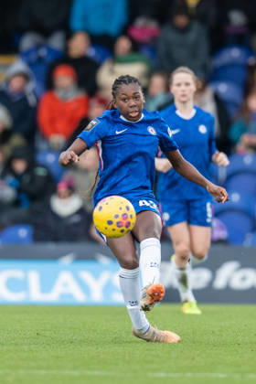 Chloe Sarwie of Chelsea plays a pass during the Women s Super League match between Chelsea Women and West Ham United Women at the Kingsmeadow Stadium, Kingston, England on 11 January 2026. Copyright: xGrantxWinterx 44420195