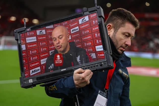 Football - FA Cup - 3rd Round - Liverpool FC v Barnsley FC LIVERPOOL, ENGLAND - Monday, January 12, 2026: Liverpool s head coach Arne Slot pre-match interivew on a screen carried by a tv crew member before the FA Cup 3rd Round match between Liverpool FC and Barnsley FC at Anfield. (Photo by David Rawcliffe Propaganda) LIVERPOOL Anfield MERSEYSIDE ENGLAND  Copyright: xPropagandaxPhotoxAgencyx P2026-01-12-Liverpool_Barnsley-21