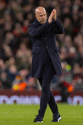 Football - FA Cup - 3rd Round - Liverpool FC v Barnsley FC LIVERPOOL, ENGLAND - Monday, January 12, 2026: Liverpool s head coach Arne Slot applauds the supporters the FA Cup 3rd Round match between Liverpool FC and Barnsley FC at Anfield. Liverpool won 4-1. (Photo by David Rawcliffe Propaganda) LIVERPOOL Anfield MERSEYSIDE ENGLAND  Copyright: xPropagandaxPhotoxAgencyx P2026-01-12-Liverpool_Barnsley-123