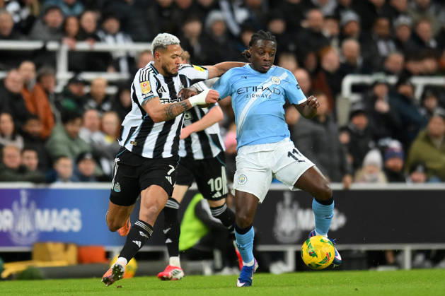 Newcastle United v Manchester City - Carabao Cup Semi Final First Leg Newcastle United s Joelinton battles for possession with Manchester City s Jeremy Doku during the Carabao Cup Semi Final First Leg match between Newcastle United and Manchester City at St. James s Park in Newcastle, on January 13, 2026. Newcastle Tyne and Wear United Kingdom Copyright: xMIxNewsx originalFilename:fletcher-newcastl260113_npHLK