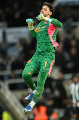 Newcastle United v Manchester City - Carabao Cup Semi Final First Leg James Trafford of Manchester City plays during the Carabao Cup Semi-Final First Leg match between Newcastle United and Manchester City at St. James s Park in Newcastle, United Kingdom, on January 13, 2026. Newcastle Tyne and Wear United Kingdom Copyright: xMIxNewsx originalFilename:fletcher-newcastl260113_nptbK