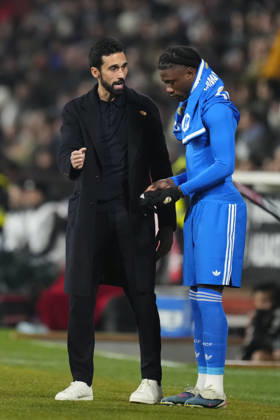 Albacete Balompie v Real Madrid - Copa del Rey ALBACETE, SPAIN - JANUARY 14: Alvaro Arbeloa head coach of Real Madrid gives instructions to Eduardo Camavinga central midfield of Real Madrid and France during the Copa del Rey round of 16 match between Albacete Balompie and Real Madrid at Estadio Carlos Belmonte on January 14, 2026 in Albacete, Spain. Jose Hernandez Anadolu Albacete Spain. Editorial use only. Please get in touch for any other usage. Copyright: x2026xAnadoluxJosexHernandezx
