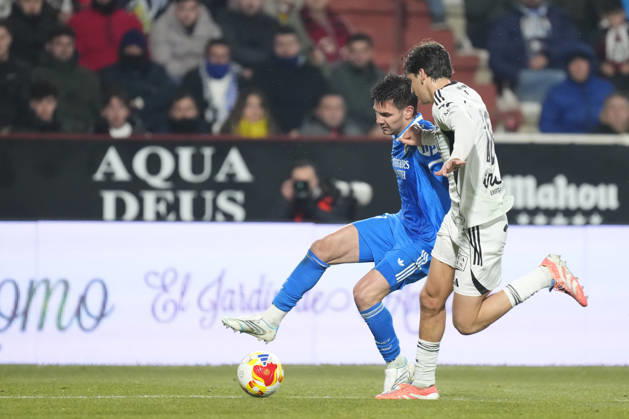 Albacete Balompie v Real Madrid - Copa del Rey ALBACETE, SPAIN - JANUARY 14: Franco Mastantuono right winger Argentina and Javi Villar central midfield of Albacete and Spain compete for the ball during the Copa del Rey round of 16 match between Albacete Balompie and Real Madrid at Estadio Carlos Belmonte on January 14, 2026 in Albacete, Spain. Jose Hernandez Anadolu Albacete Spain. Editorial use only. Please get in touch for any other usage. Copyright: x2026xAnadoluxJosexHernandezx