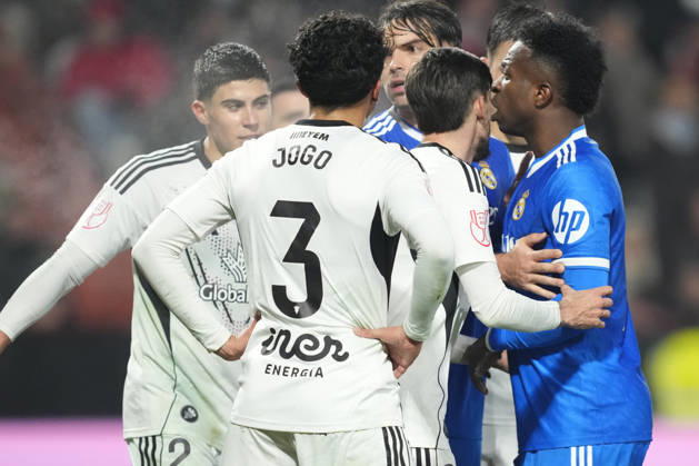 Albacete Balompie v Real Madrid - Copa del Rey ALBACETE, SPAIN - JANUARY 14: Vinicius Junior left winger of Real Madrid and Brazil agues with Albacete s players during the Copa del Rey round of 16 match between Albacete Balompie and Real Madrid at Estadio Carlos Belmonte on January 14, 2026 in Albacete, Spain. Jose Hernandez Anadolu Albacete Spain. Editorial use only. Please get in touch for any other usage. Copyright: x2026xAnadoluxJosexHernandezx