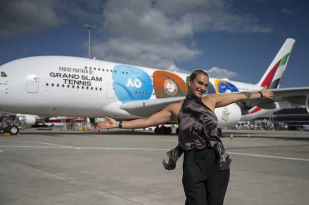Tennis, Australian Open, Aryna Sabalenka posiert am Melbourne Airport vor A380