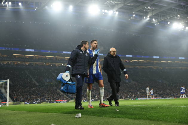 FC Porto v SL Benfica - Taca de Portugal Jan Bednarek of FC Porto receives medical assistance during the Portugal Cup match between FC Porto and SL Benfica at Estadio Dragao in Porto, Portugal, on January 14, 2026 Porto Porto Portugal  Copyright: xLuisxEirasx originalFilename:eiras-portugal260114_npYl4