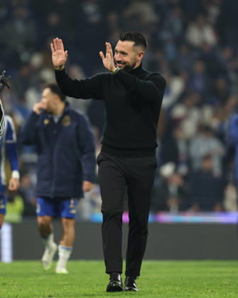 FC Porto v SL Benfica - Taca de Portugal Francesco Farioli, coach of FC Porto, celebrates with FC Porto fans the victory in the Portugal Cup match between FC Porto and SL Benfica at Estadio Dragao in Porto, Portugal, on January 14, 2026. Porto Porto Portugal  Copyright: xLuisxEirasx originalFilename:eiras-portugal260114_npx7n