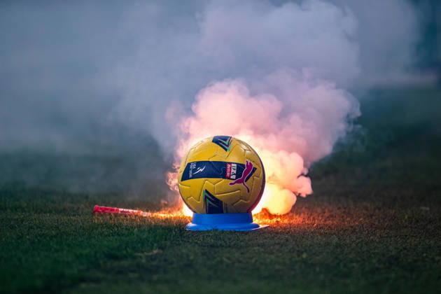 FC Porto v SL Benfica - Taca de Portugal In Porto, Portugal, on January 14, 2026, FC Porto fans shoot fireworks onto the pitch during the Portuguese Cup quarter-final match between FC Porto and SL Benfica at Estadio do Dragao. Porto Porto Portugal  Copyright: xMiguelxLemosx originalFilename:lemos-fcportox260114_npJpO