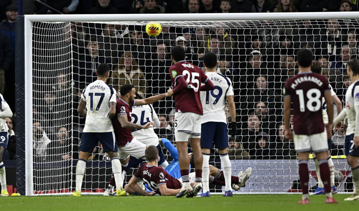 Tottenham Hotspur V West Ham. Premier League. GOAL. Callum Wilson (West Ham, 9) scores the winning goal for West Ham during the Tottenham Hotspur V West Ham Premier League match at the Tottenham Hotspur Stadium, London. Tottenham Tottenham Hotspur Stadium UK Copyright: xMartinxDaltonx Spurs_vs_WestHam_170126_MD_033