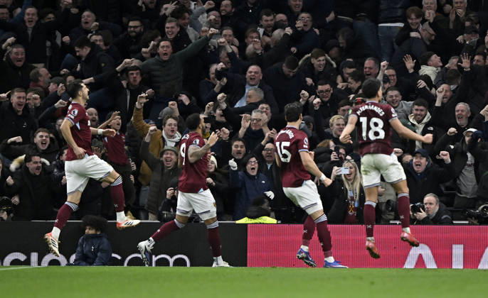 Tottenham Hotspur V West Ham. Premier League. GOAL. the West Ham players celebrate the winning goal scored by Callum Wilson (West Ham, 9) during the Tottenham Hotspur V West Ham Premier League match at the Tottenham Hotspur Stadium, London. Tottenham Tottenham Hotspur Stadium UK Copyright: xMartinxDaltonx Spurs_vs_WestHam_170126_MD_034
