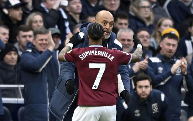 Tottenham Hotspur V West Ham. Premier League. GOAL. Scorer Crysencio Summerville (West Ham) runs to Nuno Espirito Santo (West Ham, Manager) to celebrate the first West Ham goal during the Tottenham Hotspur V West Ham Premier League match at the Tottenham Hotspur Stadium, London. Tottenham Tottenham Hotspur Stadium UK Copyright: xMartinxDaltonx Spurs_vs_WestHam_170126_MD_050