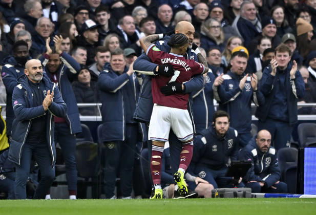 Tottenham Hotspur V West Ham. Premier League. GOAL. Scorer Crysencio Summerville (West Ham) runs to Nuno Espirito Santo (West Ham, Manager) to celebrate the first West Ham goal during the Tottenham Hotspur V West Ham Premier League match at the Tottenham Hotspur Stadium, London. Tottenham Tottenham Hotspur Stadium UK Copyright: xMartinxDaltonx Spurs_vs_WestHam_170126_MD_051