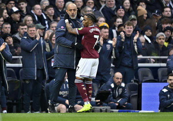 Tottenham Hotspur V West Ham. Premier League. GOAL. Scorer Crysencio Summerville (West Ham) runs to Nuno Espirito Santo (West Ham, Manager) to celebrate the first West Ham goal during the Tottenham Hotspur V West Ham Premier League match at the Tottenham Hotspur Stadium, London. Tottenham Tottenham Hotspur Stadium UK Copyright: xMartinxDaltonx Spurs_vs_WestHam_170126_MD_052