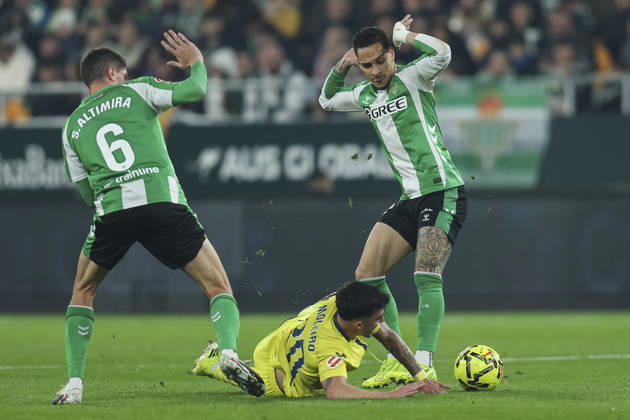 ESP: Real Betis - Villarreal CF. La Liga EA Sports. Date 20 Alberto Moleiro of Villarreal CF and Sergi Altimira and Antony Dos Santos of Real Betis during the La Liga EA Sports match between Real Betis and Villarreal CF played at Benito Villamarin Stadium on January 17, 2026 in Sevilla, Spain. kpng Copyright: xAntonioxPozox xPRESSINx AP_260117_BET_VIL_1063