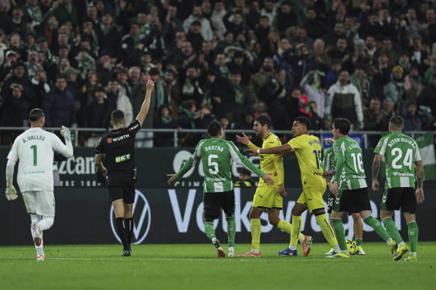 ESP: Real Betis - Villarreal CF. La Liga EA Sports. Date 20 The referee Viictor Garcia Verdura shows red car to Santi Comesana of Villarreal CF during the La Liga EA Sports match between Real Betis and Villarreal CF played at Benito Villamarin Stadium on January 17, 2026 in Sevilla, Spain. kpng Copyright: xAntonioxPozox xPRESSINx AP_260117_BET_VIL_1092