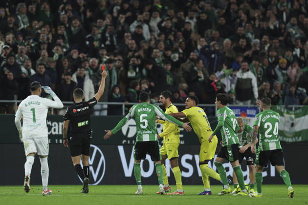 ESP: Real Betis - Villarreal CF. La Liga EA Sports. Date 20 The referee Viictor Garcia Verdura and Santi Comesana of Villarreal CF during the La Liga EA Sports match between Real Betis and Villarreal CF played at Benito Villamarin Stadium on January 17, 2026 in Sevilla, Spain. kpng Copyright: xAntonioxPozox xPRESSINx AP_260117_BET_VIL_1139