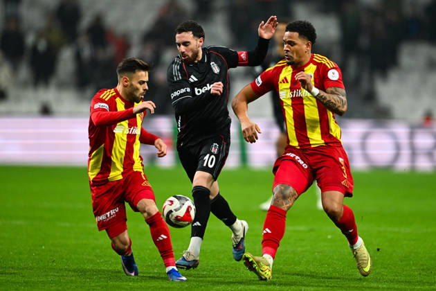Besiktas v Zecorner Kayserispor - Turkish Super Lig ISTANBUL, TURKIYE – JANUARY 19: Besiktas player Orkun Kokcu challenges Zecorner Kayserispor player German Onugha (right) during the Turkish Super Lig Week 18 match between Besiktas and Zecorner Kayserispor at Tupras Stadium in Istanbul, Turkiye, on January 19, 2026. Cem Tekkesinoglu Anadolu Istanbul Turkey. Editorial use only. Please get in touch for any other usage. Copyright: x2026xAnadoluxCemxTekkesinoglux