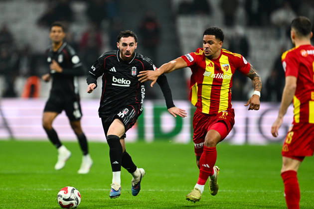 Besiktas v Zecorner Kayserispor - Turkish Super Lig ISTANBUL, TURKIYE – JANUARY 19: Besiktas player Orkun Kokcu (L) challenges Zecorner Kayserispor player German Onugha (right) during the Turkish Super Lig Week 18 match between Besiktas and Zecorner Kayserispor at Tupras Stadium in Istanbul, Turkiye, on January 19, 2026. Cem Tekkesinoglu Anadolu Istanbul Turkey. Editorial use only. Please get in touch for any other usage. Copyright: x2026xAnadoluxCemxTekkesinoglux