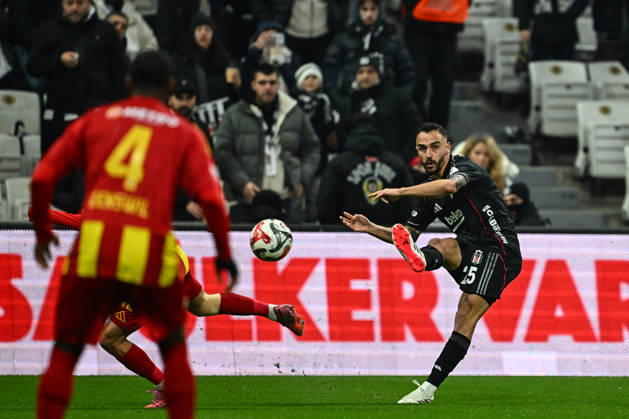 Besiktas v Zecorner Kayserispor - Turkish Super Lig ISTANBUL, TURKIYE - JANUARY 19: Gokhan Sazdagi (25) of Besiktas in action against Stefano Denswil (4) of Zecorner Kayserispor during the Turkish Super Lig Week 18 match between Besiktas and Zecorner Kayserispor at Tupras Stadium in Istanbul, Turkiye, on January 19, 2026. Cem Tekkesinoglu Anadolu Istanbul Turkey. Editorial use only. Please get in touch for any other usage. Copyright: x2026xAnadoluxCemxTekkesinoglux