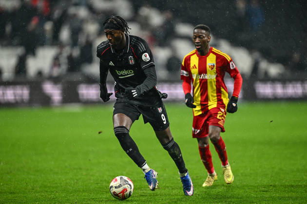 Besiktas v Zecorner Kayserispor - Turkish Super Lig ISTANBUL, TURKIYE - JANUARY 19: Tammy Abraham (L) of Besiktas in action against Carlos Mane (R) of Zecorner Kayserispor during the Turkish Super Lig Week 18 match between Besiktas and Zecorner Kayserispor at Tupras Stadium in Istanbul, Turkiye, on January 19, 2026. Cem Tekkesinoglu Anadolu Istanbul Turkey. Editorial use only. Please get in touch for any other usage. Copyright: x2026xAnadoluxCemxTekkesinoglux