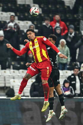 Besiktas v Zecorner Kayserispor - Turkish Super Lig ISTANBUL, TURKIYE - JANUARY 19: Felix Uduokhai (R) of Besiktas in action against German Onugha (L) of Zecorner Kayserispor during the Turkish Super Lig Week 18 match between Besiktas and Zecorner Kayserispor at Tupras Stadium in Istanbul, Turkiye, on January 19, 2026. Cem Tekkesinoglu Anadolu Istanbul Turkey. Editorial use only. Please get in touch for any other usage. Copyright: x2026xAnadoluxCemxTekkesinoglux