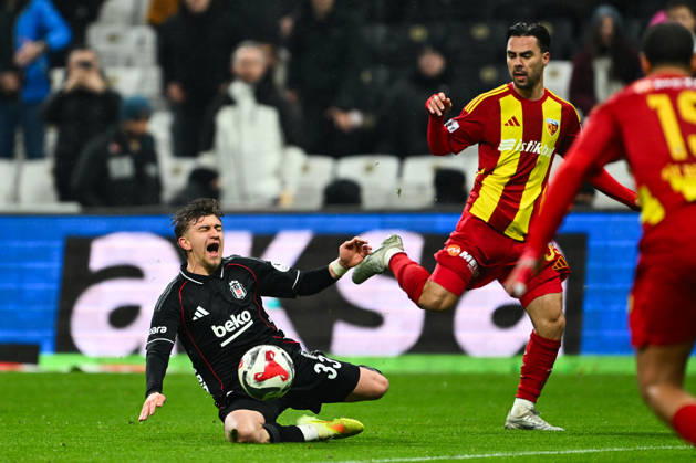 Besiktas v Zecorner Kayserispor - Turkish Super Lig ISTANBUL, TURKIYE – JANUARY 19: Besiktas player Ridvan Yilmaz (left) challenges Zecorner Kayserispor player Furkan Soyalp (right) during the Turkish Super Lig Week 18 match between Besiktas and Zecorner Kayserispor at Tupras Stadium in Istanbul, Turkiye, on January 19, 2026. Cem Tekkesinoglu Anadolu Istanbul Turkey. Editorial use only. Please get in touch for any other usage. Copyright: x2026xAnadoluxCemxTekkesinoglux