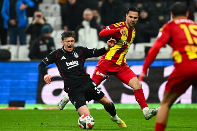 Besiktas v Zecorner Kayserispor - Turkish Super Lig ISTANBUL, TURKIYE – JANUARY 19: Besiktas player Ridvan Yilmaz (left) challenges Zecorner Kayserispor player Furkan Soyalp (right) during the Turkish Super Lig Week 18 match between Besiktas and Zecorner Kayserispor at Tupras Stadium in Istanbul, Turkiye, on January 19, 2026. Cem Tekkesinoglu Anadolu Istanbul Turkey. Editorial use only. Please get in touch for any other usage. Copyright: x2026xAnadoluxCemxTekkesinoglux