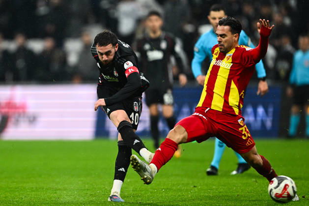 Besiktas v Zecorner Kayserispor - Turkish Super Lig ISTANBUL, TURKIYE – JANUARY 19: Besiktas player Orkun Kokcu (left) challenges Zecorner Kayserispor player Furkan Soyalp (right) during the Turkish Super Lig Week 18 match between Besiktas and Zecorner Kayserispor at Tupras Stadium in Istanbul, Turkiye, on January 19, 2026. Cem Tekkesinoglu Anadolu Istanbul Turkey. Editorial use only. Please get in touch for any other usage. Copyright: x2026xAnadoluxCemxTekkesinoglux