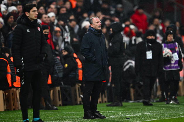 Besiktas v Zecorner Kayserispor - Turkish Super Lig ISTANBUL, TURKIYE – JANUARY 19: Head coach Sergen Yalcin of Besiktas follows the Turkish Super Lig Week 18 match between Besiktas and Zecorner Kayserispor at Tupras Stadium in Istanbul, Turkiye, on January 19, 2026. Cem Tekkesinoglu Anadolu Istanbul Turkey. Editorial use only. Please get in touch for any other usage. Copyright: x2026xAnadoluxCemxTekkesinoglux
