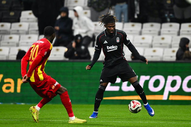Besiktas v Zecorner Kayserispor - Turkish Super Lig ISTANBUL, TURKIYE – JANUARY 19: Besiktas player El Bilal Toure (R) challenges Zecorner Kayserispor player Aaron Opoku (L) during the Turkish Super Lig Week 18 match between Besiktas and Zecorner Kayserispor at Tupras Stadium in Istanbul, Turkiye, on January 19, 2026. Cem Tekkesinoglu Anadolu Istanbul Turkey. Editorial use only. Please get in touch for any other usage. Copyright: x2026xAnadoluxCemxTekkesinoglux