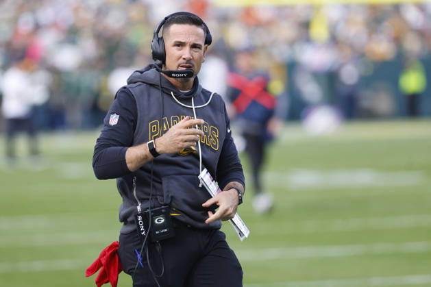 GREEN BAY, WI - OCTOBER 12: Green Bay Packers head coach Matt Lafleur paces the sideline during a game between the Green Bay Packers and the Cincinnati Bengals at Lambeau Field on October 12, 2025 in Green Bay, WI. (Photo by Larry Radloff Icon Sportswire) NFL, American Football Herren, USA OCT 12 Bengals at Packers EDITORIAL USE ONLY Icon2510120292