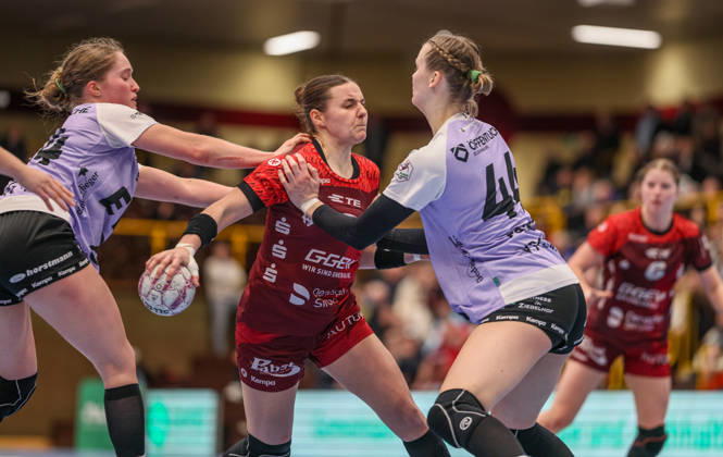 GER, Bensheim, HSG Bensheim Auerbach Flames vs Vfl Oldenburg, Alsco Handball Bundesliga Frauen, Handball, DHB, Season 2025 2026, Weststadthalle Bensheim, 14 Matchday in the picture from l Mareike Thomaier HSG Bensheim Auerbach Flames Women 2 , Lisa Marie Fragge VfL Oldenburg Handball 44 DFB DFL REGULATIONS PROHIBIT ANY USE OF PHOTOGRAPHS AS IMAGE SEQUENCES AND OR QUASI VIDEO, 21 01 2026 Copyright: HMBxMedia HendrikxHamelau