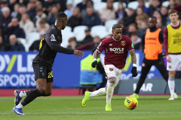 Crysencio Summerville of West Ham United receives pressure from Nordi Mukiele of Sunderland during the Premier League match between West Ham United and Sunderland at London Stadium in London, England (Photo by Alexander Canillas Sports Press Photo) Copyright: xAlexanderxCanillas SPPx Sportspressphoto_SPR84913