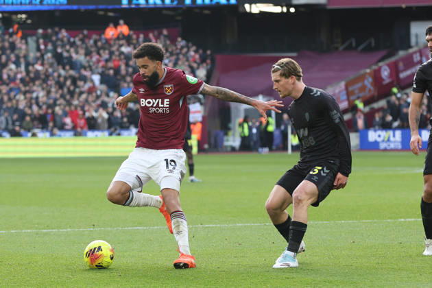Pablo Felipe of West Ham United receives pressure from Dennis Cirkin of Sunderland during the Premier League match between West Ham United and Sunderland at London Stadium in London, England (Photo by Alexander Canillas Sports Press Photo) Copyright: xAlexanderxCanillas SPPx Sportspressphoto_SPR84914
