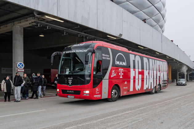 Arrival team bus team bus of FC Bayern Muenchen at the Allianz Arena GER, FC Bayern Muenchen vs FC Augsburg, Football, Bundesliga, Matchday 19, Season 2025 2026, 24 01 2026 DFL DFB REGULATIONS PROHIBIT ANY USE OF PHOTOGRAPHS as IMAGE SEQUENCES and or QUASI VIDEO GER, FC Bayern Muenchen vs FC Augsburg, Football, Bundesliga, Matchday 19, Season 2025 2026, 24 01 2026 Muenchen Copyright: xEibner-Pressefoto HeikexFeinerx EP_HFR