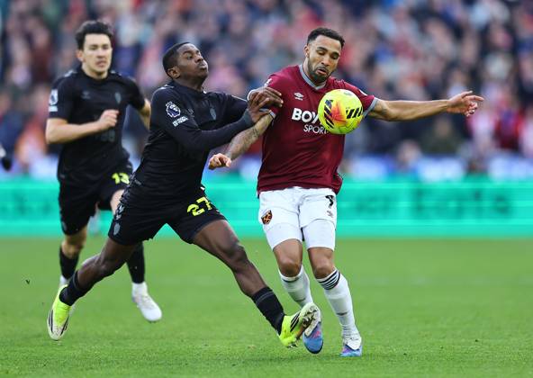 Callum Wilson of West Ham United is fouled by Noah Sadiki of Sunderland West Ham United v Sunderland, Premier League, Football, London Stadium, London, UK - 24 Jan 2026London London Stadium United Kingdom EDITORIAL USE ONLY No use with unauthorised audio, video, data, fixture lists, club league logos or live services. Online in-match use limited to 120 images, no video emulation. No use in betting, games or single club league player publications. Copyright: xMichaelxZemanek Shutterstockx 16422193aj