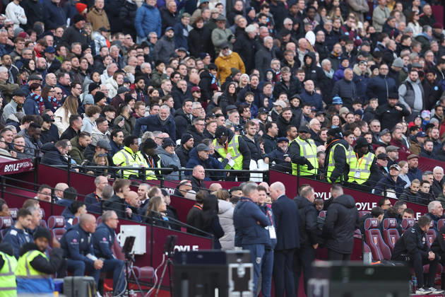 24th January 2026; London Stadium, London, England; Premier League Football, West Ham United versus Sunderland; Stewards speaking to fans behind Sunderland substitutes bench after an incident between Sunderland captain Granit Xhaka and some West Ham United fans  KatiexChan