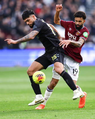 West Ham United gegen Sunderland 24. Januar 2026, London Premier League Fußball West Ham United gegen Sunderland Edson Alvarez von West Ham United und Omar Alderete von Sunderland Foto Jacques Feeney Abseits London UK  Copyright: xJacquesxFeeneyx xOffsidexOffside