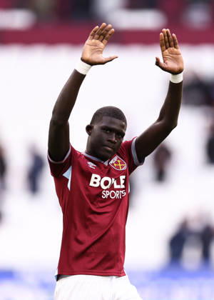 West Ham United gegen Sunderland 24. Januar 2026, London Premier League Fußball West Ham United gegen Sunderland El Hadji Malick Diouf von West Ham United applaudiert den Fans Foto Jacques Feeney Abseits London UK  Copyright: xJacquesxFeeneyx xOffsidexOffside