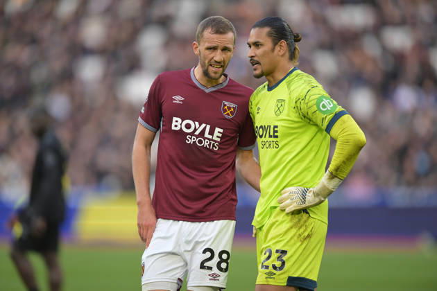West Ham vs Sunderland Premier League Tomas Soucek of West Ham United and Alphonse Areola Goalkeeper of West Ham United during the West Ham vs Sunderland, Premier League match at the London Stadium Stratford. London The London Stadium UK Copyright: xMartinxDaltonx WestHam_Sunderland_240126_MD_654