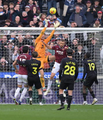 West Ham vs Sunderland Premier League Tomas Soucek of West Ham United in a clash with Robin Roefs of Sunderland during the West Ham vs Sunderland, Premier League match at the London Stadium Stratford. London The London Stadium UK Copyright: xMartinxDaltonx WestHam_Sunderland_240126_MD_670