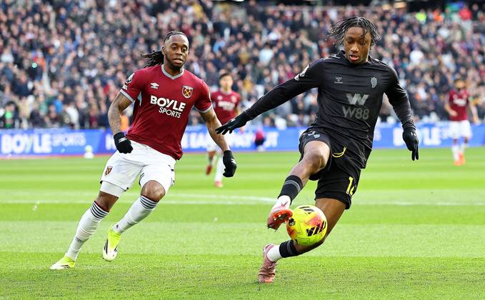 Romaine Mundle of Sunderland and Aaron Wan-Bissaka of West Ham United West Ham United v Sunderland, Premier League, Football, London Stadium, London, UK - 24 Jan 2026London London Stadium United Kingdom EDITORIAL USE ONLY No use with unauthorised audio, video, data, fixture lists, club league logos or live services. Online in-match use limited to 120 images, no video emulation. No use in betting, games or single club league player publications. Copyright: xMichaelxZemanek Shutterstockx 16422193bo