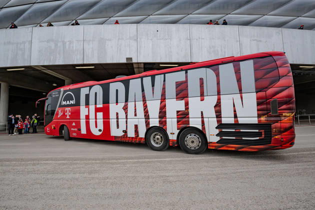 Arrival team bus team bus of FC Bayern Muenchen at the Allianz Arena GER, FC Bayern Muenchen vs FC Augsburg, Football, Bundesliga, Matchday 19, Season 2025 2026, 24 01 2026 DFL DFB REGULATIONS PROHIBIT ANY USE OF PHOTOGRAPHS as IMAGE SEQUENCES and or QUASI VIDEO GER, FC Bayern Muenchen vs FC Augsburg, Football, Bundesliga, Matchday 19, Season 2025 2026, 24 01 2026 Muenchen Copyright: xEibner-Pressefoto HeikexFeinerx EP_HFR