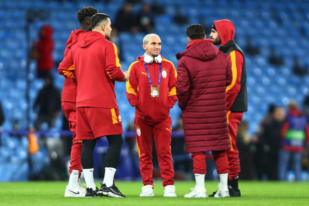 Manchester City v Galatasaray S.K., UEFA Champions League Lucas Torreira of Galatasaray talks with players ahead of the Manchester City v Galatasaray S.K. UEFA Champions League MD8 match at the Etihad Stadium, Manchester, England on 28 January 2026 Credit: Luke Williams Every Second Media Editorial use only. All images are copyright Every Second Media Limited. No images may be reproduced without prior permission. Copyright: xIMAGO EveryxSecondxMediax ESM-1778-0086 LukexWilliamsx xEveryxSecondxMediax