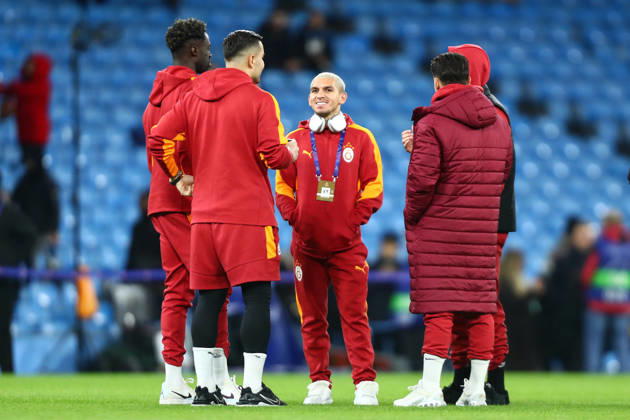 Manchester City v Galatasaray S.K., UEFA Champions League Lucas Torreira of Galatasaray talks with players ahead of the Manchester City v Galatasaray S.K. UEFA Champions League MD8 match at the Etihad Stadium, Manchester, England on 28 January 2026 Credit: Luke Williams Every Second Media Editorial use only. All images are copyright Every Second Media Limited. No images may be reproduced without prior permission. Copyright: xIMAGO EveryxSecondxMediax ESM-1778-0087 LukexWilliamsx xEveryxSecondxMediax
