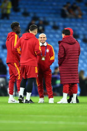 Manchester City v Galatasaray S.K., UEFA Champions League Lucas Torreira of Galatasaray talks with players ahead of the Manchester City v Galatasaray S.K. UEFA Champions League MD8 match at the Etihad Stadium, Manchester, England on 28 January 2026 Credit: Luke Williams Every Second Media Editorial use only. All images are copyright Every Second Media Limited. No images may be reproduced without prior permission. Copyright: xIMAGO EveryxSecondxMediax ESM-1778-0088 LukexWilliamsx xEveryxSecondxMediax