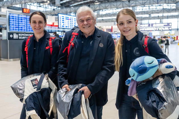 Czech speed skaters Martina Sablikova, left, and Nikola Zdrahalova, right, with their coach Petr Novak before the departure to Italy for the Winter Olympics on 30 January 2026, Prague, Czech Republic. (CTKxPhoto OndrejxDeml) CTKPhotoP2026013006855  CTKPhotoP2026013006855